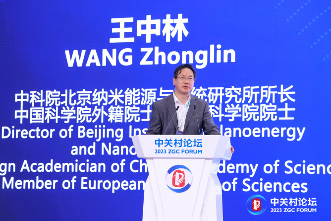 17.中科院北京納米能源與系統(tǒng)研究所所長(zhǎng)、中國(guó)科學(xué)院外籍院士、歐洲科學(xué)院院士王中林做《第三代半導(dǎo)體的壓電電子學(xué)與壓電光電子學(xué)》主題報(bào)告